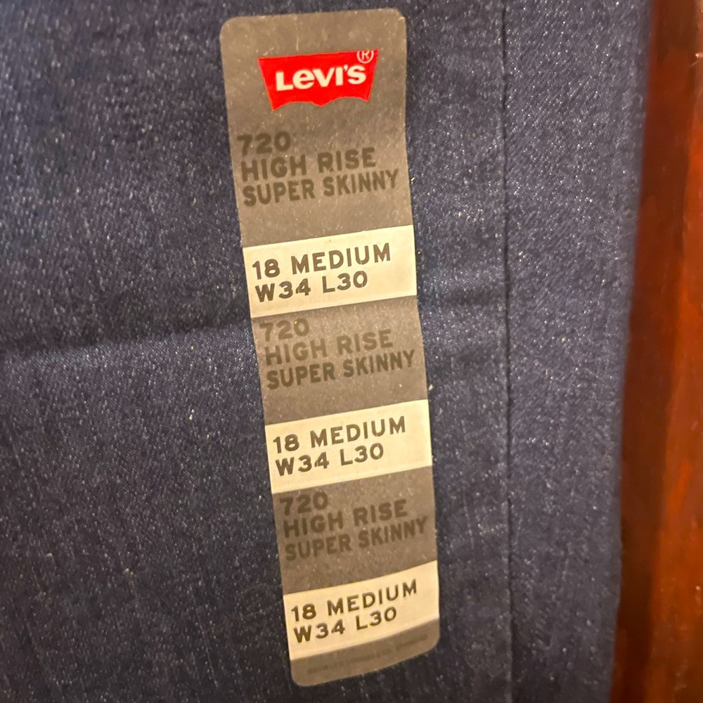Levi’s dark wash red tag 720s High Rise skinny jeans